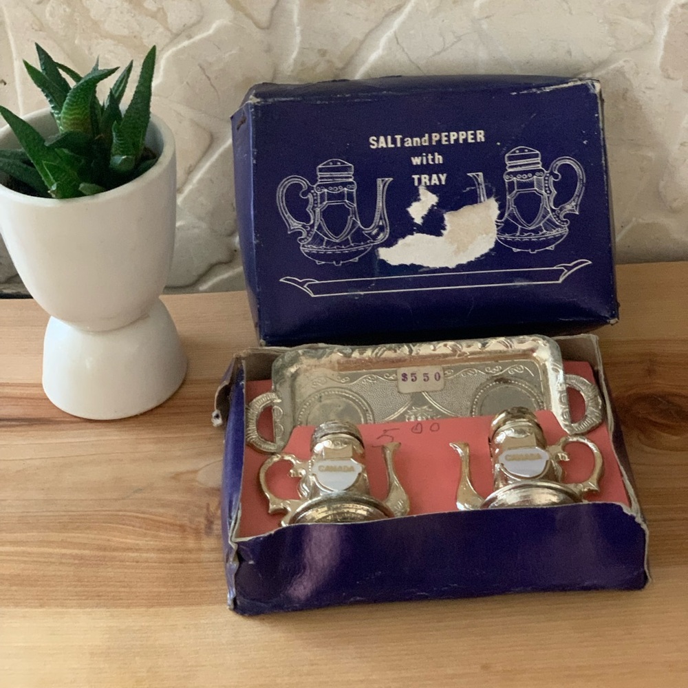 VINTAGE | “Canada” Silver Tone Salt & Pepper Set